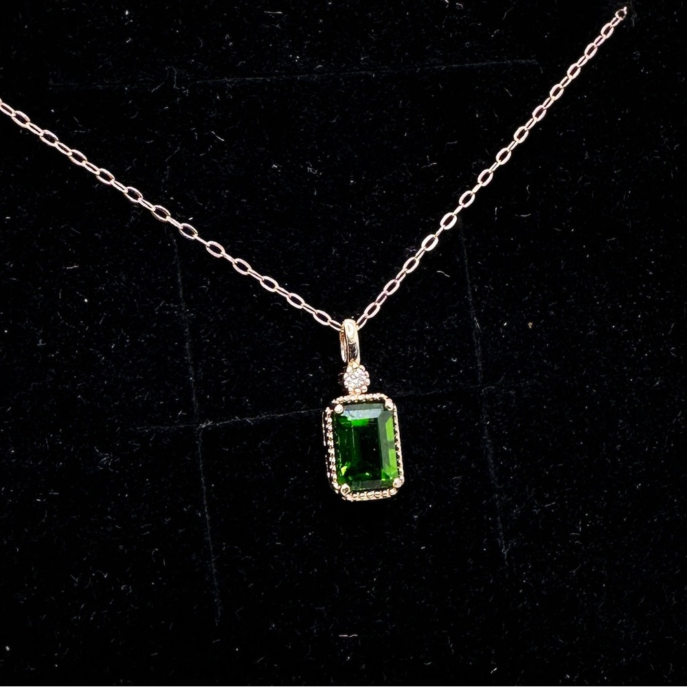 Sweet and simple solitaire diopside pendant